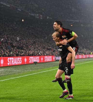 Fussball, Herren, Saison 2022 2023, Europa League (Play-Offs zum Achtelfinale, Hinspiel), Ajax Amsterdam - 1. FC Union Berlin (0:0), v. l. Morten Thorsby (1. FC Union Berlin), Rani Khedira (1. FC Union Berlin), Jubel nach dem vermeintlichen Tor zum 1:0, Treffer wird aber wegen Handspiels aberkannt, 16.02. 2023, Copyright: xMatthiasxKochx