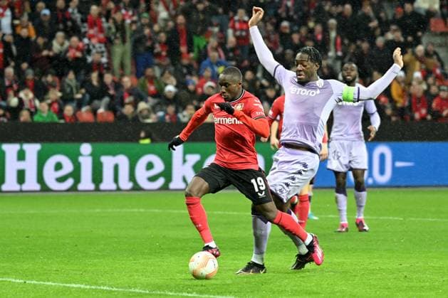 Leverkusen, Bayarena, 16.02.23, GER, Herren, UEFA Europa League, Bayer 04 Leverkusen - AS Monaco Bild: v.li. Moussa Diaby (Leverkusen) und Axel Disasi (AS Monaco) Nur fuer journalistische Zwecke! Only for editorial use! Gemaess den Vorgaben der DFL Deutsche Fußball Liga ist es untersagt, in dem Stadion und oder vom Spiel angefertigte Fotoaufnahmen in Form von Sequenzbildern und oder videoaehnlichen Fotostrecken zu verwerten bzw. verwerten zu lassen. DFL regulations prohibit any use of photographs as image sequences and or quasi-video. Nordrhein-Westfalen Deutschland