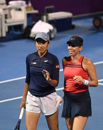 (230217) -- DOHA, Feb. 17, 2023 -- Zhang Shuai (L) of China Giuliana Olmos of Mexico communicate during the doubles semifinals match against Zhang Shuai of China Giuliana Olmos of Mexico at WTA500 Qatar Open 2023 in Doha, Qatar, Feb. 16, 2023. (Photo by Xinhua) (SP)QATAR-DOHA-TENNIS WTA, Tennis Damen 500 Nikku 