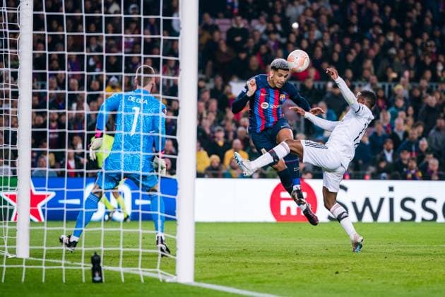 (230217) -- BARCELONA, Feb. 17, 2023 -- Ronald Araujo (C) of Barcelona tries a headshot during an Europa League football match between Barcelona and Manchester United, ManU in Barcelona, Spain, Feb. 16, 2023. (Photo by Gosa Xinhua) (SP)SPAIN-BARCELONA-FOOTBALL-UEFA-EUROPA LEAGUE-BARCELONA VS MANCHESTER UNITED Joan 