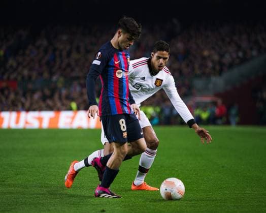 (230217) -- BARCELONA, Feb. 17, 2023 -- Pedri (L) of Barcelona vies with Raphael Varane of Manchester United, ManU during an Europa League football match between Barcelona and Manchester United in Barcelona, Spain, Feb. 16, 2023. (Photo by Gosa Xinhua) (SP)SPAIN-BARCELONA-FOOTBALL-UEFA-EUROPA LEAGUE-BARCELONA VS MANCHESTER UNITED Joan 