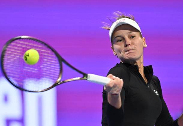 (230217) -- DOHA, Feb. 17, 2023 -- Veronika Kudermetova of Russia hits a return during the singles quarterfinal match against Coco Gauff of the United States at WTA500 Qatar Open 2023 in Doha, Qatar, Feb. 16, 2023. (Photo by Xinhua) (SP)QATAR-DOHA-TENNIS WTA, Tennis Damen 500 Nikku 