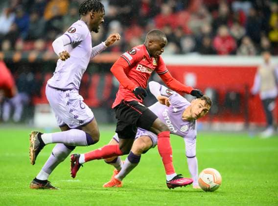 Moussa DIABY (LEV) auf dem Weg zum Tor zum 1:1, v.l. Axel DISASI (Monaco), Moussa DIABY (LEV), Ruben AGUILAR (Monaco), Aktion, Zweikampf, Fussball Europa League, K.-o. Runde - Play-off Hinspiel, Bayer 04 Leverkusen (LEV) - AS Monaco, am 16.02.2023 in Leverkusen Deutschland. UEFA regulations prohibit any use of photographs as image sequences and or quasi-video Â