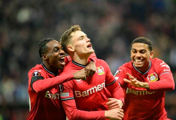 Jubel Florian WIRTZ (LEV) nach seinem Tor zum 2:1, v.l. Jeremie FRIMPONG (LEV), Florian WIRTZ (LEV), Amine ADLI (LEV) Fussball Europa League, K.-o. Runde - Play-off Hinspiel, Bayer 04 Leverkusen (LEV) - AS Monaco, am 16.02.2023 in Leverkusen Deutschland. UEFA regulations prohibit any use of photographs as image sequences and or quasi-video Â
