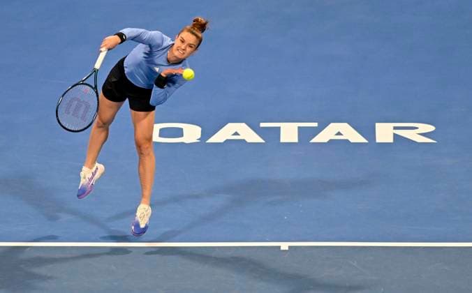 (230217) -- DOHA, Feb. 17, 2023 -- Maria Sakkari of Greece serves during the singles quarterfinal match against Caroline Garcia of France at WTA500 Qatar Open 2023 in Doha, Qatar, Feb. 16, 2023. (Photo by Xinhua) (SP)QATAR-DOHA-TENNIS WTA, Tennis Damen 500 Nikku 