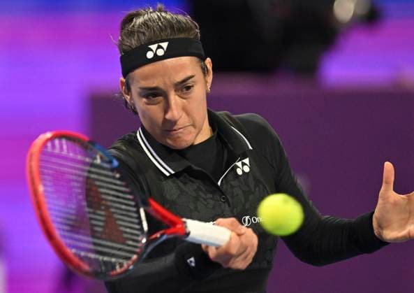 (230217) -- DOHA, Feb. 17, 2023 -- Caroline Garcia of France hits a return during the singles quarterfinal match against Maria Sakkari of Greece at WTA500 Qatar Open 2023 in Doha, Qatar, Feb. 16, 2023. (Photo by Xinhua) (SP)QATAR-DOHA-TENNIS WTA, Tennis Damen 500 Nikku 
