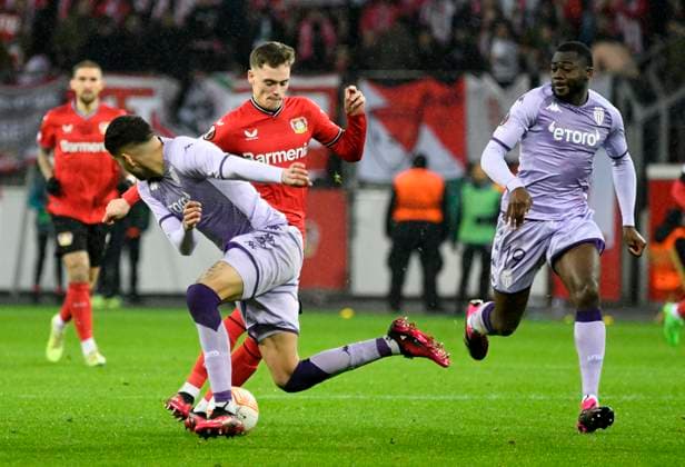 BayArena Leverkusen, 16.2.2023, Fussball: UEFA Europa League Saison 2022 23, Play-off Runde, Bayer 04 Leverkusen (B04) vs. AS Monaco (ASM) v.li.: Guillermo Maripan (ASM), Florian Wirtz (B04), Youssouf Fofana (ASM) UEFA REGULATIONS PROHIBIT ANY USE OF PHOTOGRAPHS AS IMAGE SEQUENCES AND OR QUASI-VIDEO