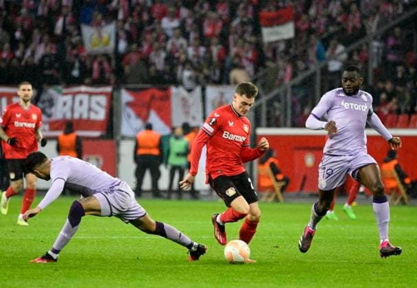 BayArena Leverkusen, 16.2.2023, Fussball: UEFA Europa League Saison 2022 23, Play-off Runde, Bayer 04 Leverkusen (B04) vs. AS Monaco (ASM) v.li.: Guillermo Maripan (ASM), Florian Wirtz (B04), Youssouf Fofana (ASM) UEFA REGULATIONS PROHIBIT ANY USE OF PHOTOGRAPHS AS IMAGE SEQUENCES AND OR QUASI-VIDEO