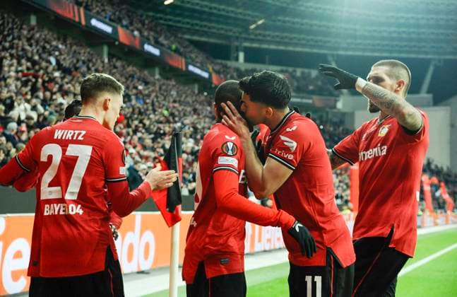 BayArena Leverkusen, 16.2.2023, Fussball: UEFA Europa League Saison 2022 23, Play-off Runde, Bayer 04 Leverkusen (B04) vs. AS Monaco (ASM) Nadiem Amiri (B04, 2.re.) knutscht Moussa Diaby (B04), li.:Florian Wirtz (B04), re.: Robert Andrich (B04) UEFA REGULATIONS PROHIBIT ANY USE OF PHOTOGRAPHS AS IMAGE SEQUENCES AND OR QUASI-VIDEO