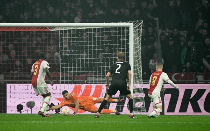 Fussball, Herren, Saison 2022 2023, Europa League (Play-Offs zum Achtelfinale, Hinspiel), Ajax Amsterdam - 1. FC Union Berlin, v. l. Calvin Bassey (Ajax Amsterdam), Torwart Geronimo Rulli (Ajax Amsterdam), Morten Thorsby (1. FC Union Berlin), Kenneth Taylor (Ajax Amsterdam), 16.02. 2023, Copyright: xMatthiasxKochx