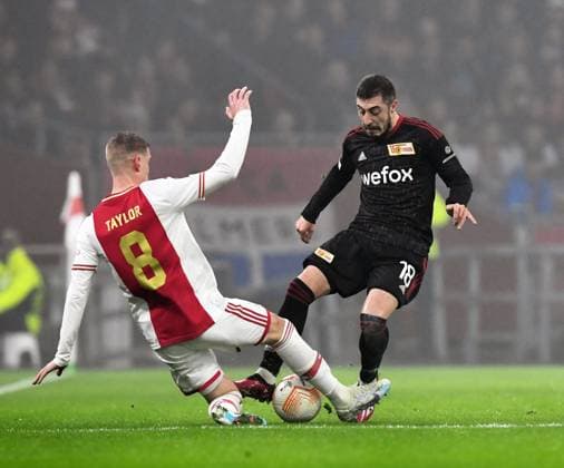 Fussball, Herren, Saison 2022 2023, Europa League (Play-Offs zum Achtelfinale, Hinspiel), Ajax Amsterdam - 1. FC Union Berlin, v. l. Kenneth Taylor (Ajax Amsterdam), Josip Juranovic (1. FC Union Berlin), 16.02. 2023, Copyright: xMatthiasxKochx