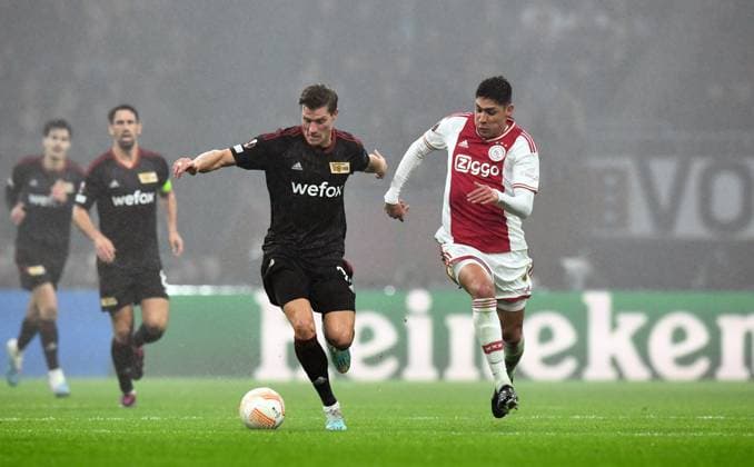 Fussball, Herren, Saison 2022 2023, Europa League (Play-Offs zum Achtelfinale, Hinspiel), Ajax Amsterdam - 1. FC Union Berlin, v. l. Kevin Behrens (1. FC Union Berlin), Edson Alvarez (Ajax Amsterdam), 16.02. 2023, Copyright: xMatthiasxKochx