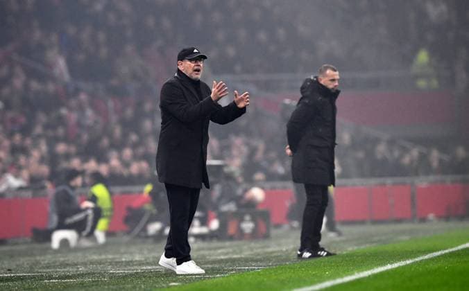 Fussball, Herren, Saison 2022 2023, Europa League (Play-Offs zum Achtelfinale, Hinspiel), Ajax Amsterdam - 1. FC Union Berlin, v. l. Trainer Urs Fischer (1. FC Union Berlin), Trainer Johnny Heitinga (Ajax Amsterdam), 16.02. 2023, Copyright: xMatthiasxKochx