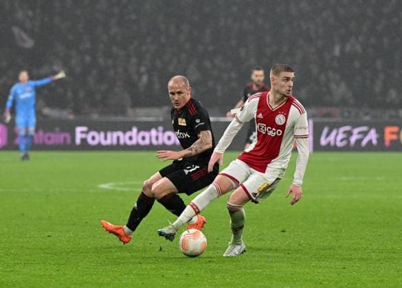Fussball, Herren, Saison 2022 2023, Europa League (Play-Offs zum Achtelfinale, Hinspiel), Ajax Amsterdam - 1. FC Union Berlin (0:0), v. l. Sven Michel (1. FC Union), Kenneth Taylor (Ajax Amsterdam), 16.02. 2023, Copyright: xMatthiasxKochx