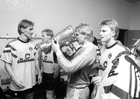DFB Pokalfinale Siegermannschaft Borussia Dortmund nach 4:1 Sieg gegen SV Werder Bremen 24.06.1989 In der Kabine : Torwart Wolfgang -Teddy- de Beer trinkt aus dem Pokal, rechts Thomas Helmer. *** DFB Cup Final winning team Borussia Dortmund after 4 1 victory against SV Werder Bremen 24 06 1989 In the dressing room goalkeeper Wolfgang Teddy de Beer drinking from the cup, right Thomas Helmer HM