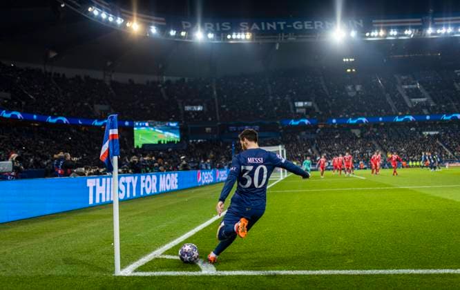 Paris, France. 14th Feb, 2023. Eckball von Lionel Messi (PSG) Paris Saint-Germain - Bayern Munich Paris Saint-Germain - Bayern München 14.02.2023 *** Paris, France 14th Feb, 2023 Lionel Messi corner kick PSG Paris Saint Germain Bayern Munich Paris Saint Germain Bayern Munich 14 02 2023