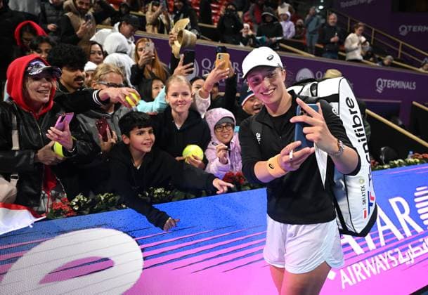 2023 WTA, Tennis Damen Qatar TotalEnergies Open Iga Swiatek (POL) with Fans Iga Swiatek (POL)