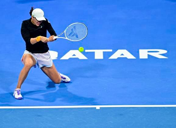 WTA, Tennis Damen Qatar TotalEnergies Open 2023 lga Swiatek of Poland in action during Semifinal match against Veronika Kudermetova of Russia at the WTA Qatar TotalEnergies Open tennis tournament at the Khalifa International Tennis Complex in Doha, Qatar, 17 February 2023 DOHA Qatar  Copyright: xNoushadxThekkayilx originalFilename:varittyakkal-wtaqatar230213_np5Th.jpg