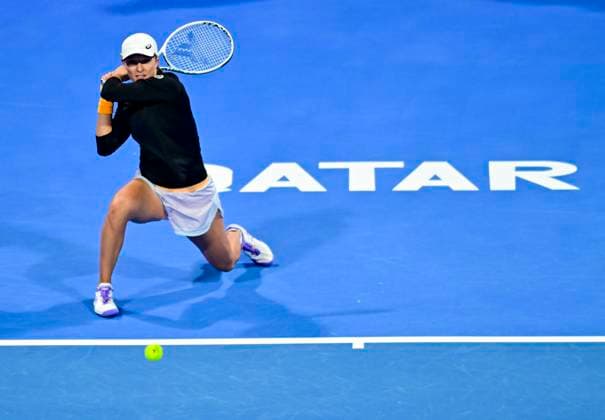 WTA, Tennis Damen Qatar TotalEnergies Open 2023 lga Swiatek of Poland in action during Semifinal match against Veronika Kudermetova of Russia at the WTA Qatar TotalEnergies Open tennis tournament at the Khalifa International Tennis Complex in Doha, Qatar, 17 February 2023 DOHA Qatar  Copyright: xNoushadxThekkayilx originalFilename:varittyakkal-wtaqatar230213_npQRv.jpg
