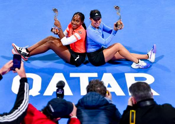 Sport Bilder des Tages WTA, Tennis Damen Qatar TotalEnergies Open 2023 Coco Gauff (L) and Jessica Pegula (R) of United States pose with their trophy after winning the doubles final match against Lyudmyla Kichenok of Ukraine and Jelena Ostapenko of Latvia WTA Qatar TotalEnergies Open tennis tournament at the Khalifa International Tennis Complex in Doha, Qatar, 17 February 2023 DOHA Qatar  Copyright: xNoushadxThekkayilx originalFilename:varittyakkal-wtaqatar230217_npcTv.jpg