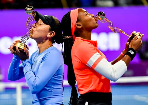 WTA, Tennis Damen Qatar TotalEnergies Open 2023 Coco Gauff (R) and Jessica Pegula (L) of United States pose with their trophy after winning the doubles final match against Lyudmyla Kichenok of Ukraine and Jelena Ostapenko of Latvia WTA Qatar TotalEnergies Open tennis tournament at the Khalifa International Tennis Complex in Doha, Qatar, 17 February 2023 DOHA Qatar  Copyright: xNoushadxThekkayilx originalFilename:varittyakkal-wtaqatar230217_npGFZ.jpg