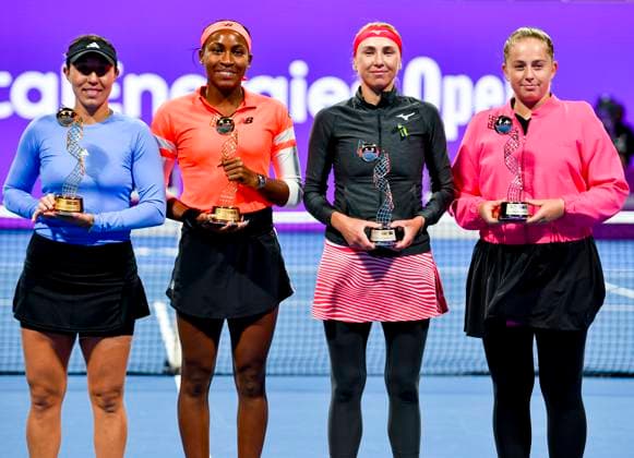 WTA, Tennis Damen Qatar TotalEnergies Open 2023 Coco Gauff (R) and Jessica Pegula (2-R) of United States pose with their trophy after winning the doubles final match against runner-up winners Lyudmyla Kichenok (2-L) of Ukraine and Jelena Ostapenko (L) of Latviaat the WTA Qatar TotalEnergies Open tennis tournament at the Khalifa International Tennis Complex in Doha, Qatar, 17 February 2023 DOHA Qatar  Copyright: xNoushadxThekkayilx originalFilename:varittyakkal-wtaqatar230217_npuBL.jpg