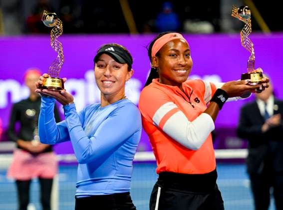 WTA, Tennis Damen Qatar TotalEnergies Open 2023 Coco Gauff (R) and Jessica Pegula (L) of United States pose with their trophy after winning the doubles final match against Lyudmyla Kichenok of Ukraine and Jelena Ostapenko of Latvia WTA Qatar TotalEnergies Open tennis tournament at the Khalifa International Tennis Complex in Doha, Qatar, 17 February 2023 DOHA Qatar  Copyright: xNoushadxThekkayilx originalFilename:varittyakkal-wtaqatar230217_npKyQ.jpg