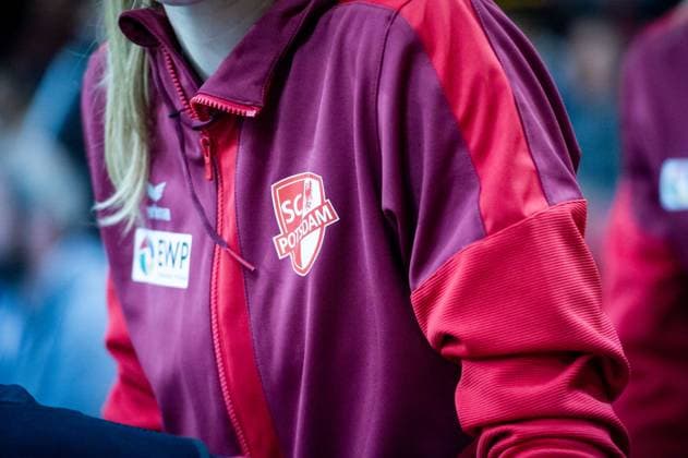 Feature: Trainingsjacke mit Logo des SC Potsdam GER, Allianz MTV Stuttgart - SC Potsdam, 17.02.2023 Allianz MTV Stuttgart - SC Potsdam, Volleyball, VBL, 1. Volleyball Bundesliga, 17.02.2023 Stuttgart *** Feature training jacket with logo of SC Potsdam GER, Allianz MTV Stuttgart SC Potsdam, 17 02 2023 Allianz MTV Stuttgart SC Potsdam, sports, volleyball, VBL, 1 Volleyball Bundesliga, 17 02 2023 Stuttgart Copyright: xSandyxDinkelackerx EP_SDR