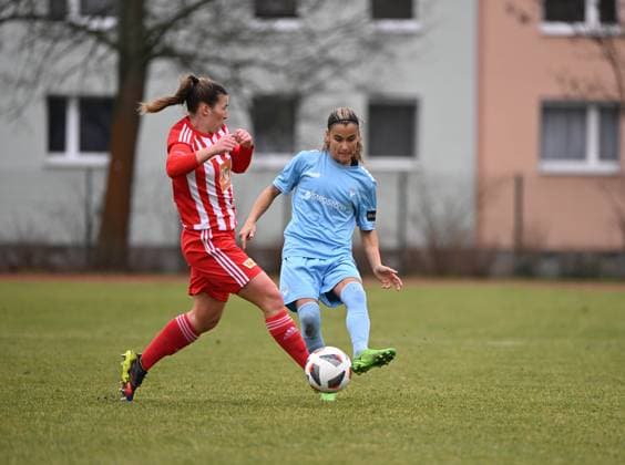 Fussball, Frauen, Regionalliga Nordost, Saison 2022 2023 (14. Spieltag), 1. FC Union Berlin - FC Viktoria 89, v. l. Katja Orschmann (1. Frauen 1. FC Union), Aylin Yaren, 18.02. 2023, Copyright: xMatthiasxKochx