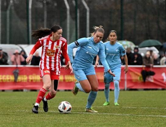 Fussball, Frauen, Regionalliga Nordost, Saison 2022 2023 (14. Spieltag), 1. FC Union Berlin - FC Viktoria 89, v. l. Sophie Trojahn (1. Frauen 1. FC Union), Nina Ehegötz, 18.02. 2023, Copyright: xMatthiasxKochx