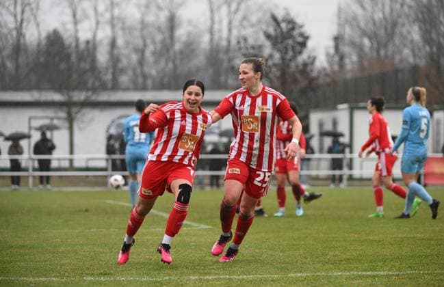 Fussball, Frauen, Regionalliga Nordost, Saison 2022 2023 (14. Spieltag), 1. FC Union Berlin - FC Viktoria 89, v. l. Nour Youssef (1. Frauen 1. FC Union), Dina Orschmann (1. Frauen 1. FC Union), Jubel nach Tor zum 2:2, 18.02. 2023, Copyright: xMatthiasxKochx