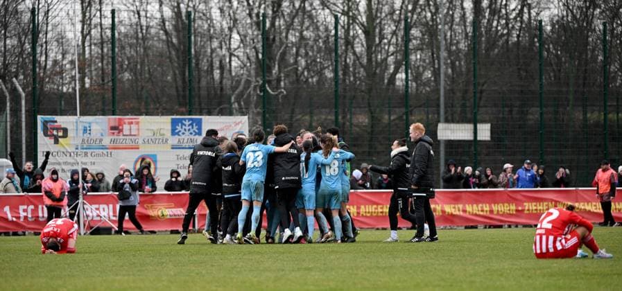 Fussball, Frauen, Regionalliga Nordost, Saison 2022 2023 (14. Spieltag), 1. FC Union Berlin - FC Viktoria 89 (3:4), Viktoria-Jubel nach dem Abpfiff, 18.02. 2023, Copyright: xMatthiasxKochx