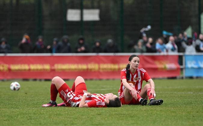 Fussball, Frauen, Regionalliga Nordost, Saison 2022 2023 (14. Spieltag), 1. FC Union Berlin - FC Viktoria 89 (3:4), v. l. Dina Orschmann (1. Frauen 1. FC Union), Sophie Trojahn (1. Frauen 1. FC Union), Enttäuschung nach Abpfiff, 18.02. 2023, Copyright: xMatthiasxKochx