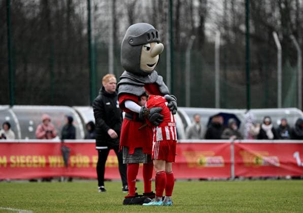 Fussball, Frauen, Regionalliga Nordost, Saison 2022 2023 (14. Spieltag), 1. FC Union Berlin - FC Viktoria 89 (3:4), v. l. Maskottchen Ritter Keule (1. FC Union), Lisa Heiseler (1. Frauen 1. FC Union), Enttäuschung nach Abpfiff, 18.02. 2023, Copyright: xMatthiasxKochx