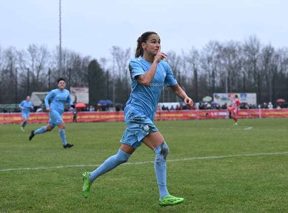 Fussball, Frauen, Regionalliga Nordost, Saison 2022 2023 (14. Spieltag), 1. FC Union Berlin - FC Viktoria 89, Vorlagen-Geberin Aylin Yaren (FC Viktoria 1889 Berlin), Jubel nach Tor zum 0:2 in Richtung der Fans von Union, 18.02. 2023, Copyright: xMatthiasxKochx