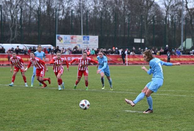 Fussball, Frauen, Regionalliga Nordost, Saison 2022 2023 (14. Spieltag), 1. FC Union Berlin - FC Viktoria 89, Marlies Sänger (FC Viktoria 1889 Berlin) erzielt per Elfmeter das Tor zum 0:1, 18.02. 2023, Copyright: xMatthiasxKochx