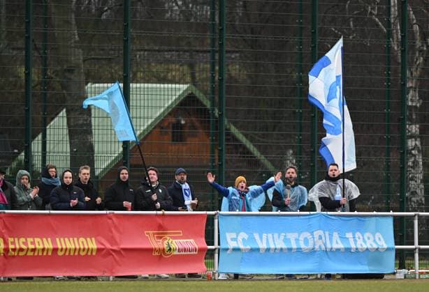 Fussball, Frauen, Regionalliga Nordost, Saison 2022 2023 (14. Spieltag), 1. FC Union Berlin - FC Viktoria 89, Fans von Viktoria, 18.02. 2023, Copyright: xMatthiasxKochx