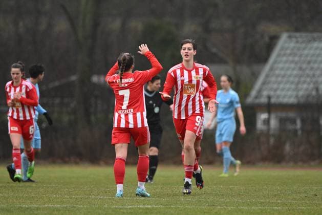 Fussball, Frauen, Regionalliga Nordost, Saison 2022 2023 (14. Spieltag), 1. FC Union Berlin - FC Viktoria 89, v. l. Lisa Heiseler (1. Frauen 1. FC Union), Zita Rurack (1. Frauen 1. FC Union), Jubel nach Tor zum 1:2, 18.02. 2023, Copyright: xMatthiasxKochx