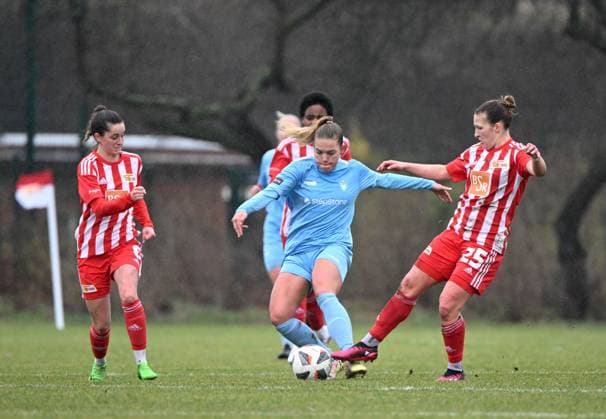 Fussball, Frauen, Regionalliga Nordost, Saison 2022 2023 (14. Spieltag), 1. FC Union Berlin - FC Viktoria 89, v. l. Celine Frank (1. Frauen 1. FC Union), Nina Ehegötz (FC Viktoria 1889 Berlin), Dina Orschmann (1. Frauen 1. FC Union), 18.02. 2023, Copyright: xMatthiasxKochx