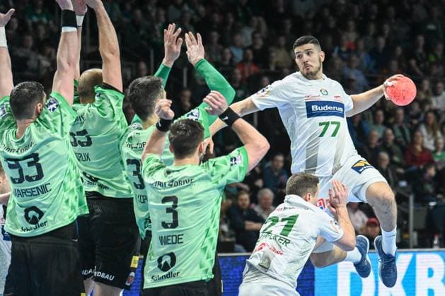 Bilder des Jahres 2023, Sport 02 Februar Sport Themen der Woche KW07 Berlin, Deutschland 18. Februar 2023: 1. HBL - 2022 2023 - Füchse Berlin vs. HSG Wetzlar Im Bild: Freiwurf Stefan Cavor (HSG Wetzlar) gegen die Berliner Mauer: v.li.: Mijajlo Marsenic (Füchse Berlin), Paul Drux (Füchse Berlin), Marko Kopljar (Füchse Berlin), Fabian Wiede (Füchse Berlin). Dazwischen Jonas Schelker (HSG Wetzlar) Max Schmeling-Halle Berlin *** Berlin, Germany 18 February 2023 1 HBL 2022 2023 foxes Berlin vs HSG Wetzlar In the picture free throw Stefan Cavor HSG Wetzlar against the Berlin wall from left Mijajlo Marsenic foxes Berlin , Paul Drux foxes Berlin , Marko Kopljar foxes Berlin , Fabian Wiede foxes Berlin In between Jonas Schelker HSG Wetzlar Max Schmeling Halle Berlin Copyright: xFotostandx xReuhlx