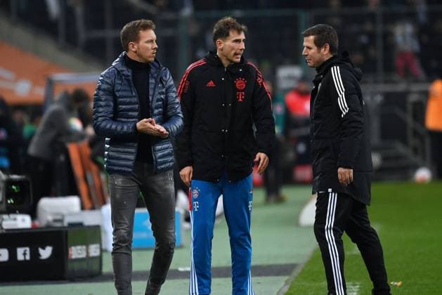 v.li., Trainer Julian Nagelsmann (FC Bayern Muenchen), Leon Goretzka (Bayern Muenchen), Schiedsrichter Frank Willenborg (Vierter offizieller) 18.02.2023, Fussball GER, Saison 2022 2023, 1. Bundesliga, 21. Spieltag, Borussia Mönchengladbach - FC Bayern München 3:2 Moenchengladbach Borussia Park Nordrhein Westfalen Deutschland