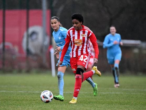 Fussball, Frauen, Regionalliga Nordost, Saison 2022 2023 (14. Spieltag), 1. FC Union Berlin - FC Viktoria 89 (3:4), v. l. Aylin Yaren (FC Viktoria 1889 Berlin), Naika Reissner (1. Frauen 1. FC Union), 18.02. 2023, Copyright: xMatthiasxKochx