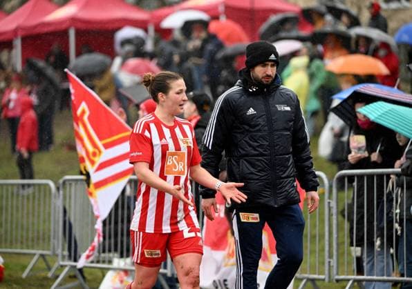 Fussball, Frauen, Regionalliga Nordost, Saison 2022 2023 (14. Spieltag), 1. FC Union Berlin - FC Viktoria 89 (3:4), v. l. Dina Orschmann (1. Frauen 1. FC Union), Co-Trainer Sven Gruel (1. Frauen 1. FC Union), 18.02. 2023, Copyright: xMatthiasxKochx