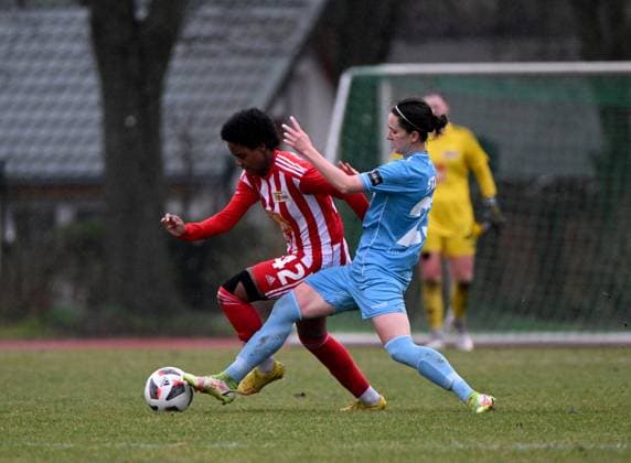 Fussball, Frauen, Regionalliga Nordost, Saison 2022 2023 (14. Spieltag), 1. FC Union Berlin - FC Viktoria 89 (3:4), v. l. Naika Reissner (1. Frauen 1. FC Union), Corinna Statz (FC Viktoria 1889 Berlin), 18.02. 2023, Copyright: xMatthiasxKochx
