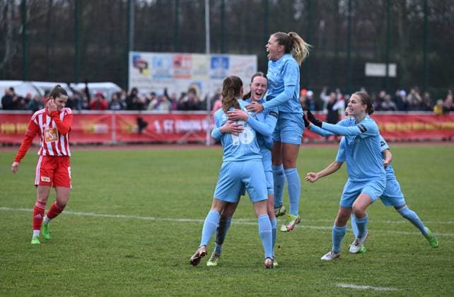 Fussball, Frauen, Regionalliga Nordost, Saison 2022 2023 (14. Spieltag), 1. FC Union Berlin - FC Viktoria 89 (3:4), Viktoria-Jubel nach Tor zum 1:0 durch Marlies Sänger (Mitte, FC Viktoria 1889 Berlin), links Celine Frank (1. Frauen 1. FC Union), 18.02. 2023, Copyright: xMatthiasxKochx