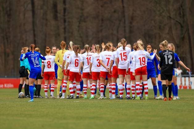 2. Frauen Bundesliga 2022-2023, 1. FC Köln U20 - FC Carl Zeiss Jena Abklatschen vor dem Spiel Köln RheinEnergie Sportpark, Kunstrasen Nordrhein-Westfalen Deutschland