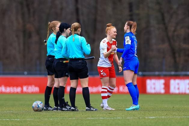2. Frauen Bundesliga 2022-2023, 1. FC Köln U20 - FC Carl Zeiss Jena Seitenwahl mit Laura Vogt (FC U20, 8) und Anja Heuschkel (FCC, 14) Köln RheinEnergie Sportpark, Kunstrasen Nordrhein-Westfalen Deutschland