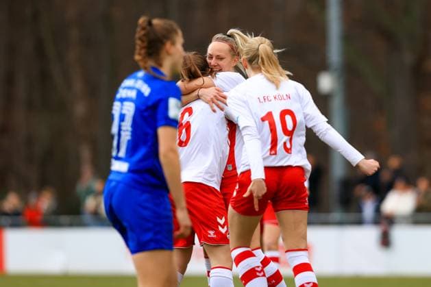 2. Frauen Bundesliga 2022-2023, 1. FC Köln U20 - FC Carl Zeiss Jena Tor durch Leonie Krump (FC U20, 6),, Jubel mit Meike Messmer (FC U20, 10) und Carolin Elsen (FC U20, 19) Köln RheinEnergie Sportpark, Kunstrasen Nordrhein-Westfalen Deutschland
