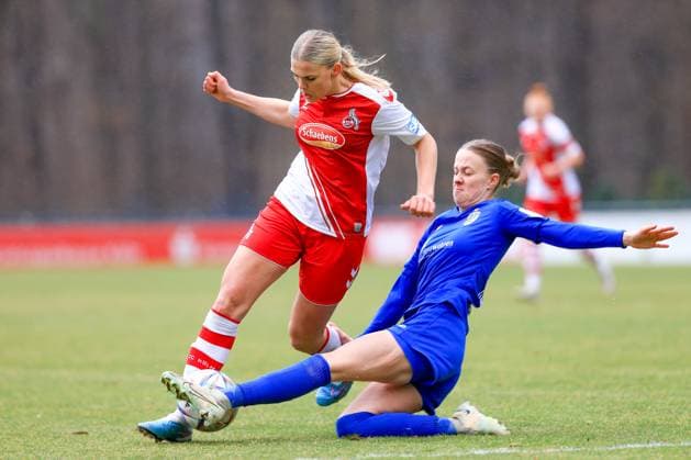2. Frauen Bundesliga 2022-2023, 1. FC Köln U20 - FC Carl Zeiss Jena Julia Schiffarth (FC U20, 11) gegen Svenja Paulsen (FCC, 15) Köln RheinEnergie Sportpark, Kunstrasen Nordrhein-Westfalen Deutschland