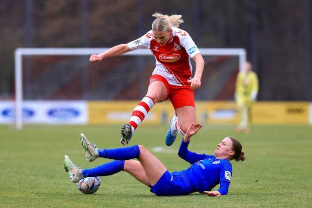 2. Frauen Bundesliga 2022-2023, 1. FC Köln U20 - FC Carl Zeiss Jena Julia Schiffarth (FC U20, 11) gegen Svenja Paulsen (FCC, 15) Köln RheinEnergie Sportpark, Kunstrasen Nordrhein-Westfalen Deutschland
